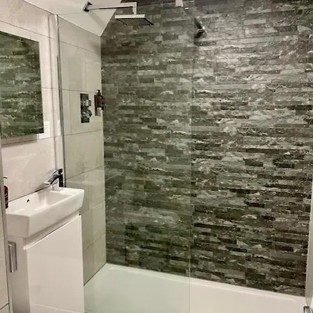 Chequers Lodge- Dalton-in- Furness- Self Check In- For Professionals And Tourists